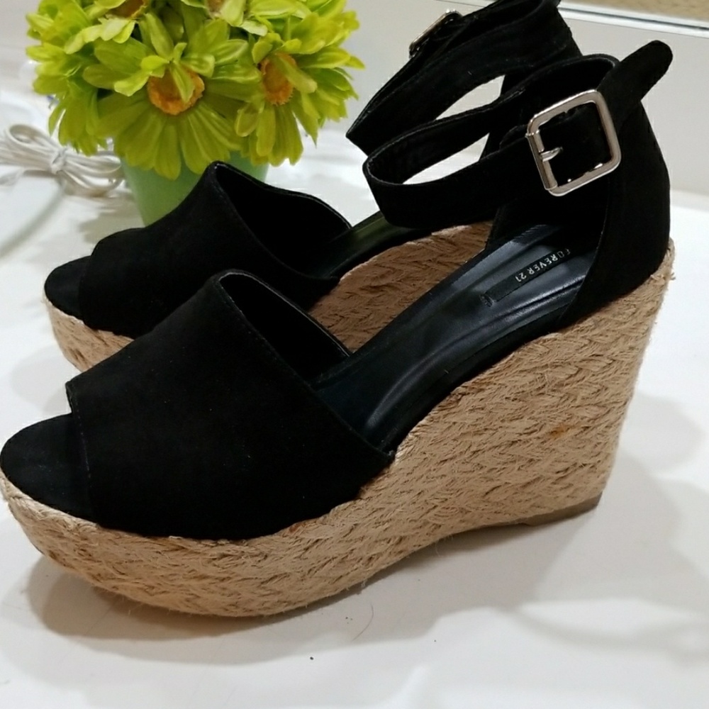Black picnic wedges
